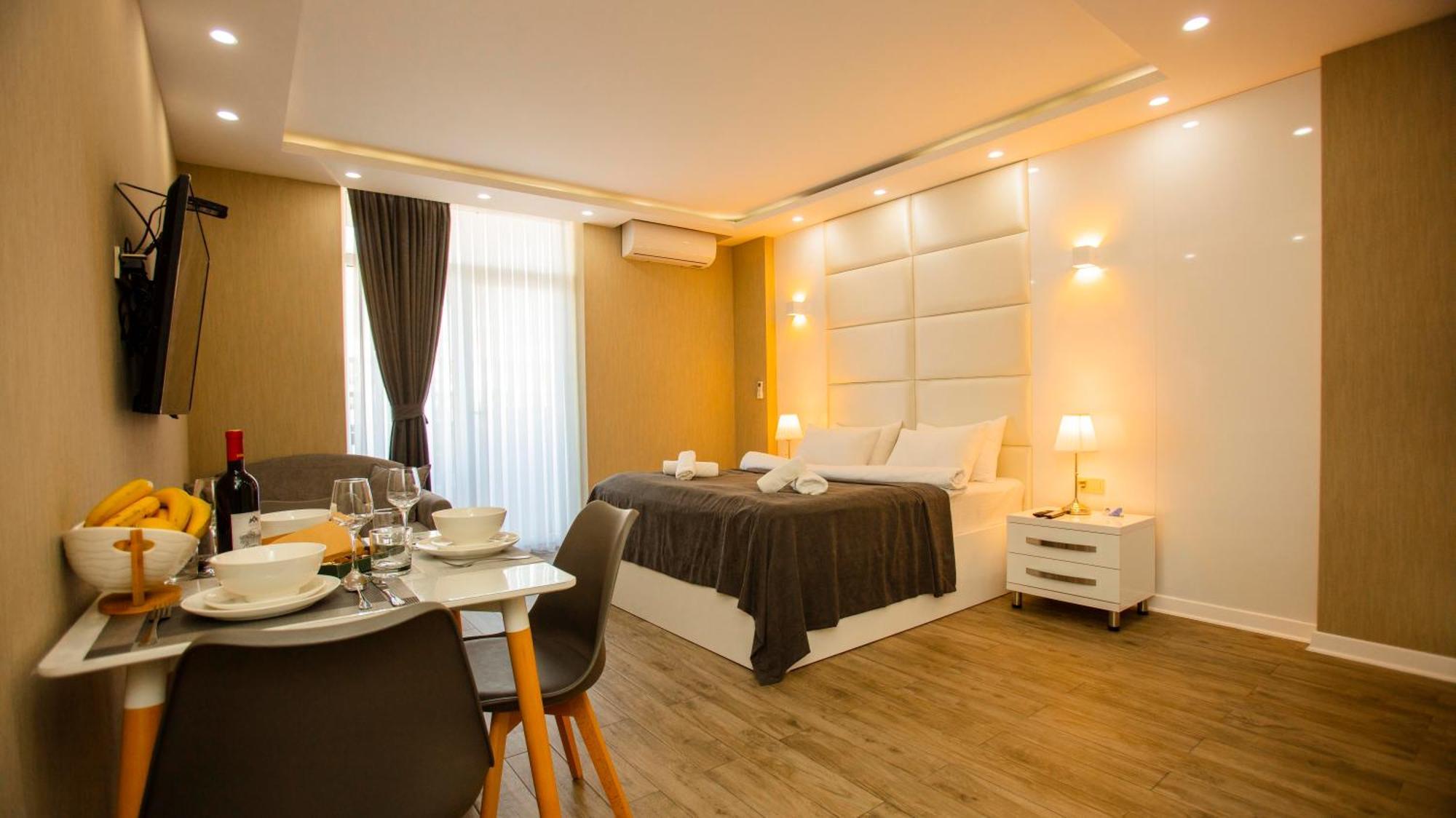 Holiday Lux Tower Batumi Exterior foto